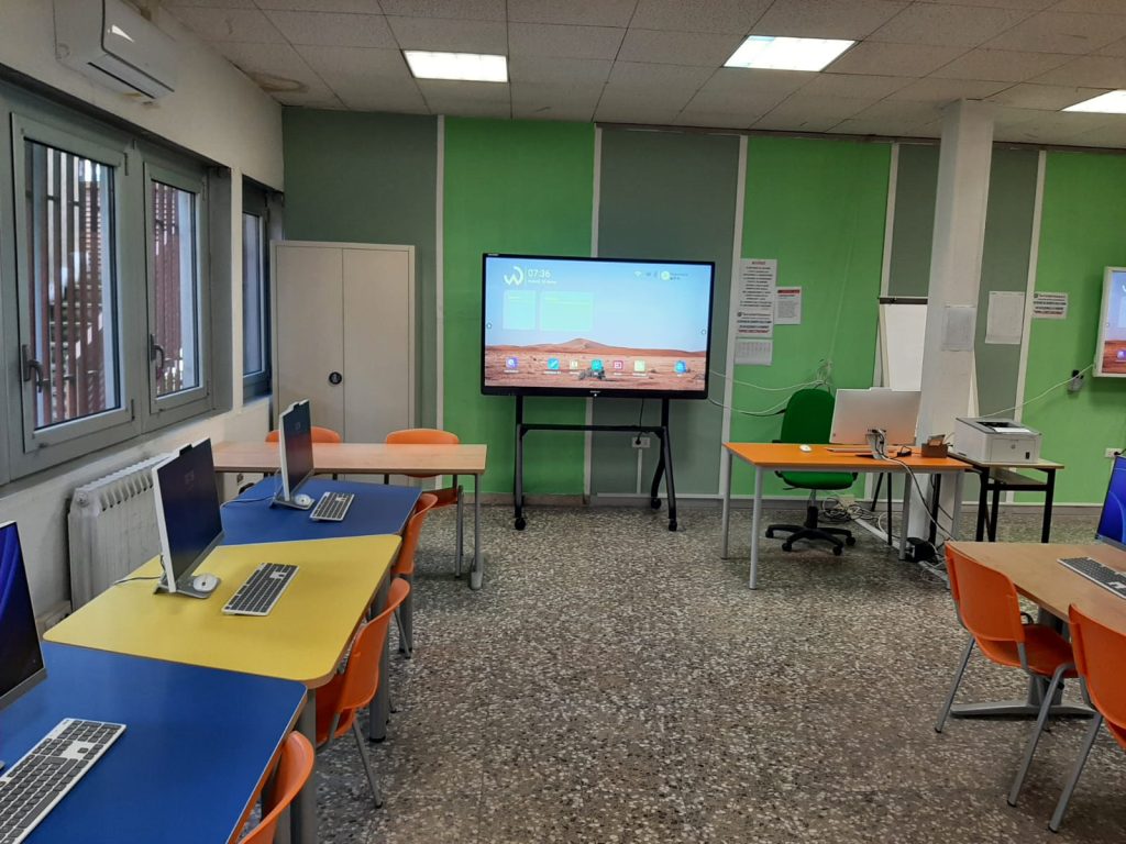 Laboratorio da realizzarsi presso la sede Tridente, in grado di abbracciare più ambiti del processo di digitalizzazione del lavoro, con spazi ed arredi mobili e riconfigurabili, attrezzature digitali e disponibilità di programmi software dedicati all’ambito economico-finanziario.